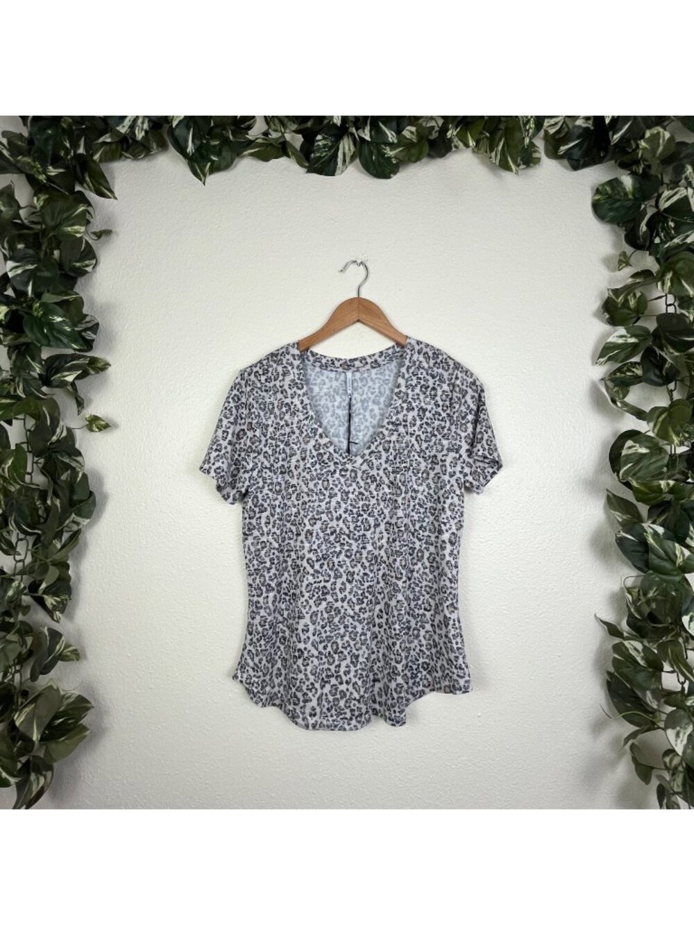 Z Supply V-Neck Short Sleeve Knit Cheetah Leopard Shirt NWT Women’s Size M